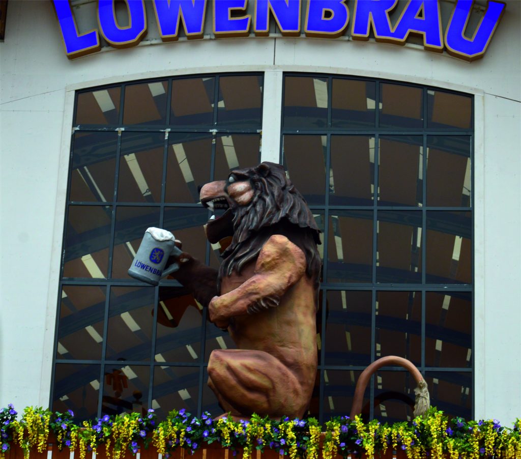 Löwenräu Löwe Oktoberfest Balkon