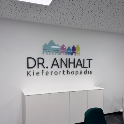 Einzelwandbuchstaben Dr. Anhalt Praxis