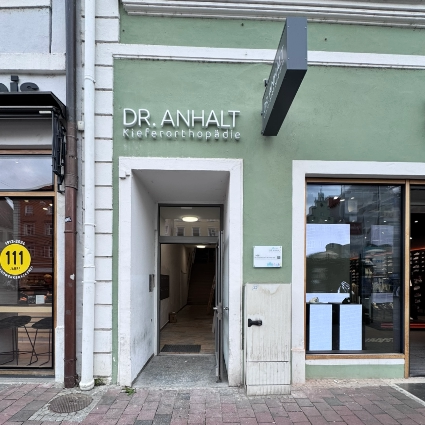 Fassadenbuchstaben und Leuchtkasten Dr. Anhalt