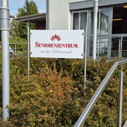 Außenbeschilderung des Seniorenzentrums an der Schlossinsel, gefertigt und montiert von Rechinger Werbetechnik GmbH.