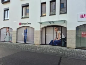 Schaufensterfolierung eines Street-One-Stores mit großformatigen Modeprints, umgesetzt von Rechinger Werbetechnik GmbH.