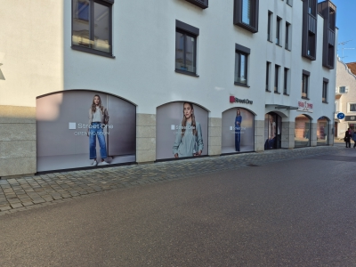 Schaufensterfolierung eines Street-One-Stores mit großformatigen Modeprints, umgesetzt von Rechinger Werbetechnik GmbH.