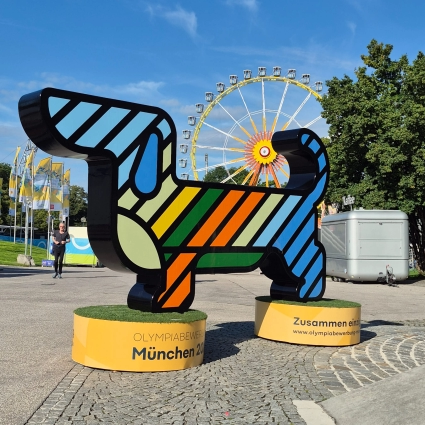 Von der Rechinger Werbetechnik GmbH hergestellte bunte Dackel-Skulptur „Waldi“ für die Olympiabewerbung München, ausgestellt im Olympiapark.
