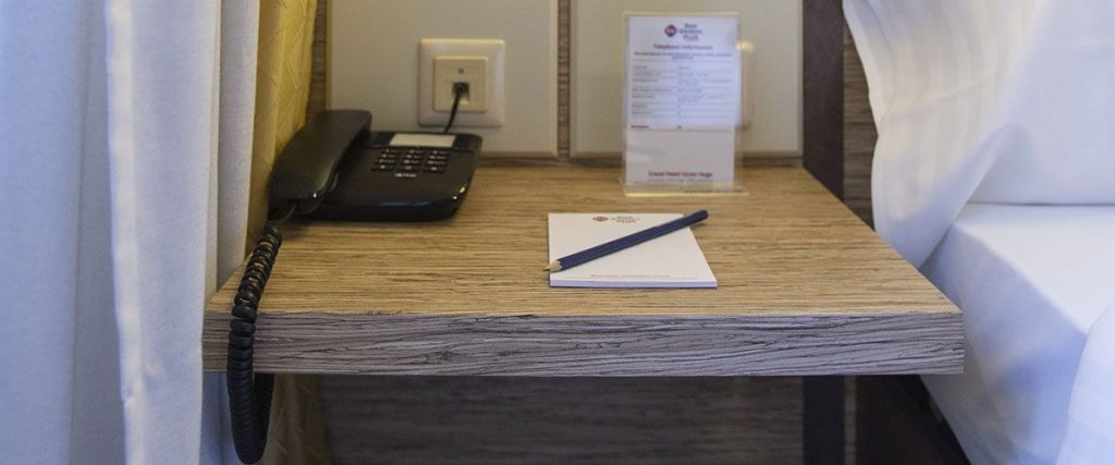 Hotel Nachttisch nachher mit Folierung Rechinger Niederbayern
