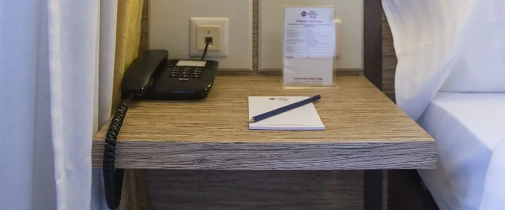 Hotel Nachttisch nachher mit Folierung Rechinger Niederbayern