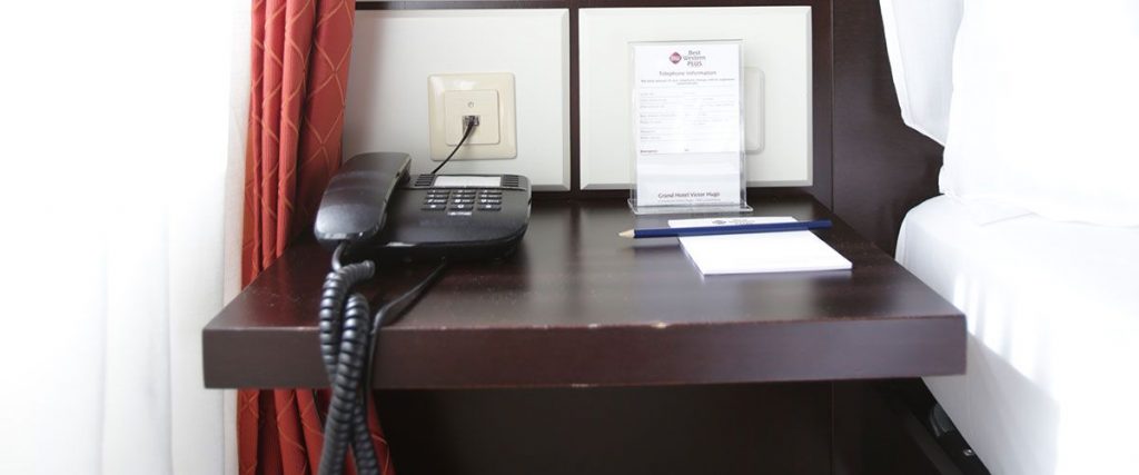 Hotel Nachttisch vorher ohne Folierung Rechinger Niederbayern