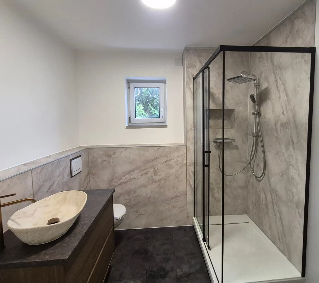 Bad renoviert mit Wandplatten im Marmor Dekor modernes Design