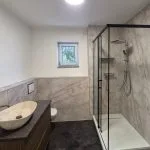Wandplatten statt Fliesen: unser Referenzbad vom Rohbau bis zum Finish