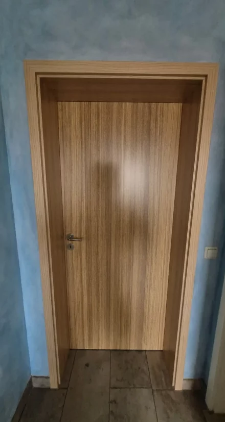 Weie Tür nach Folierung mit Holz-Dekor